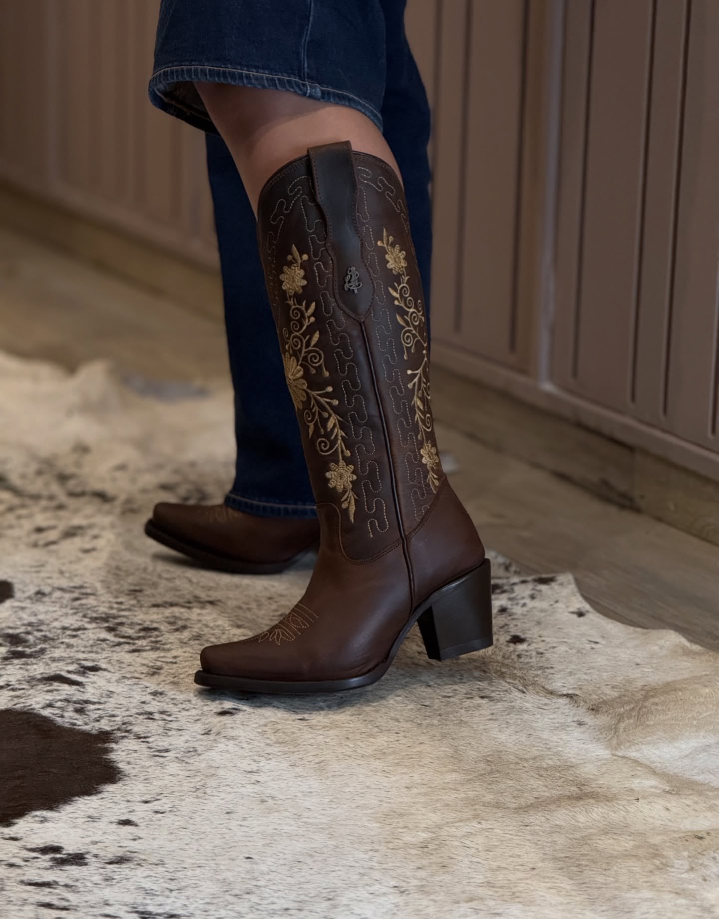 Model women's leather cowboy boot